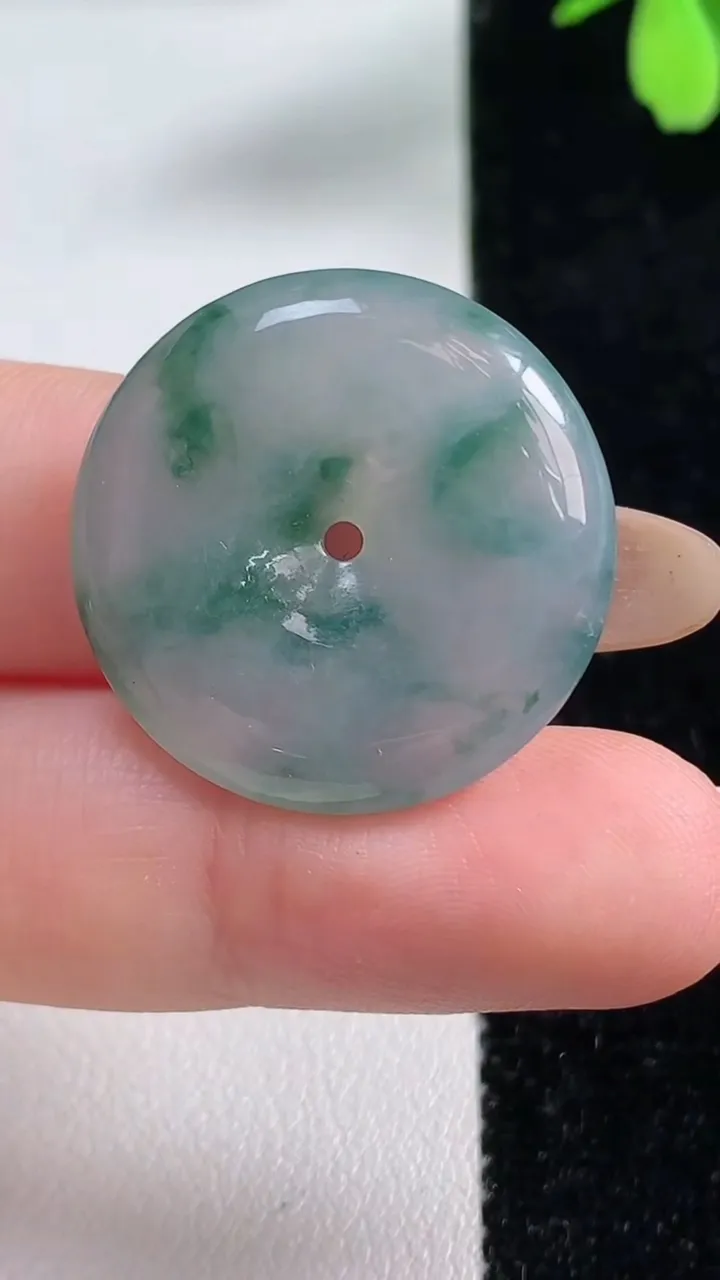 天然A货翡翠冰种飘花平安扣吊坠，尺寸25.2-5.3，重量:7.46g
11月4日