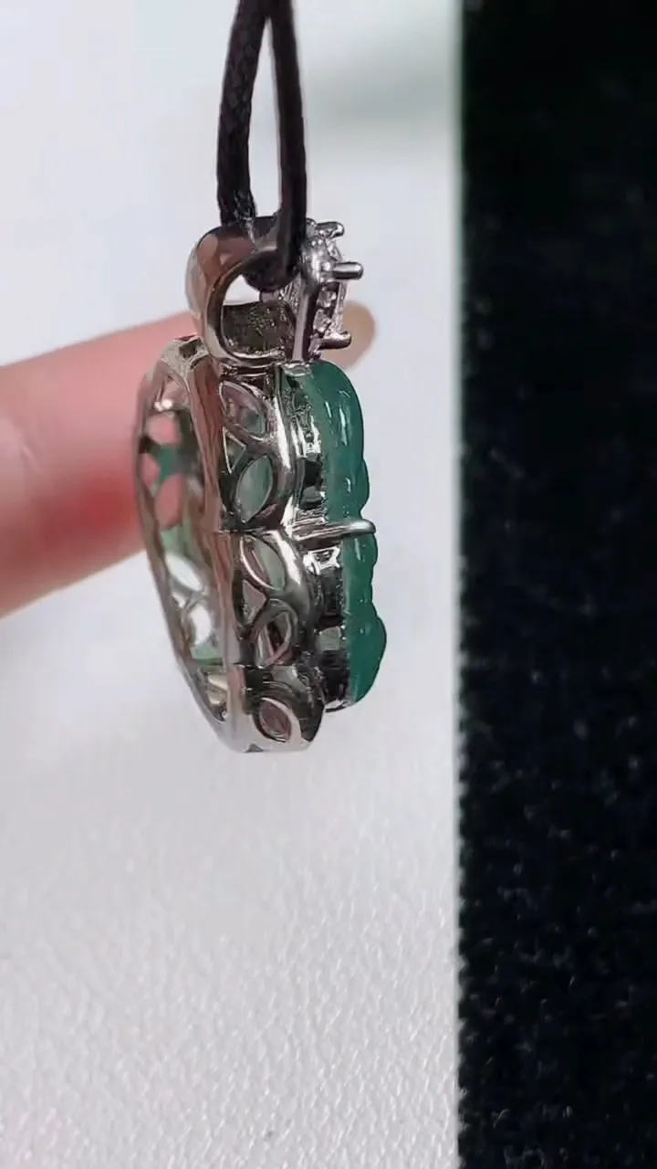 天然A货翡翠冰种蓝水佛公吊坠，尺寸28.7-23.5-9裸石15.6-20，重:6.02g
11月4日
