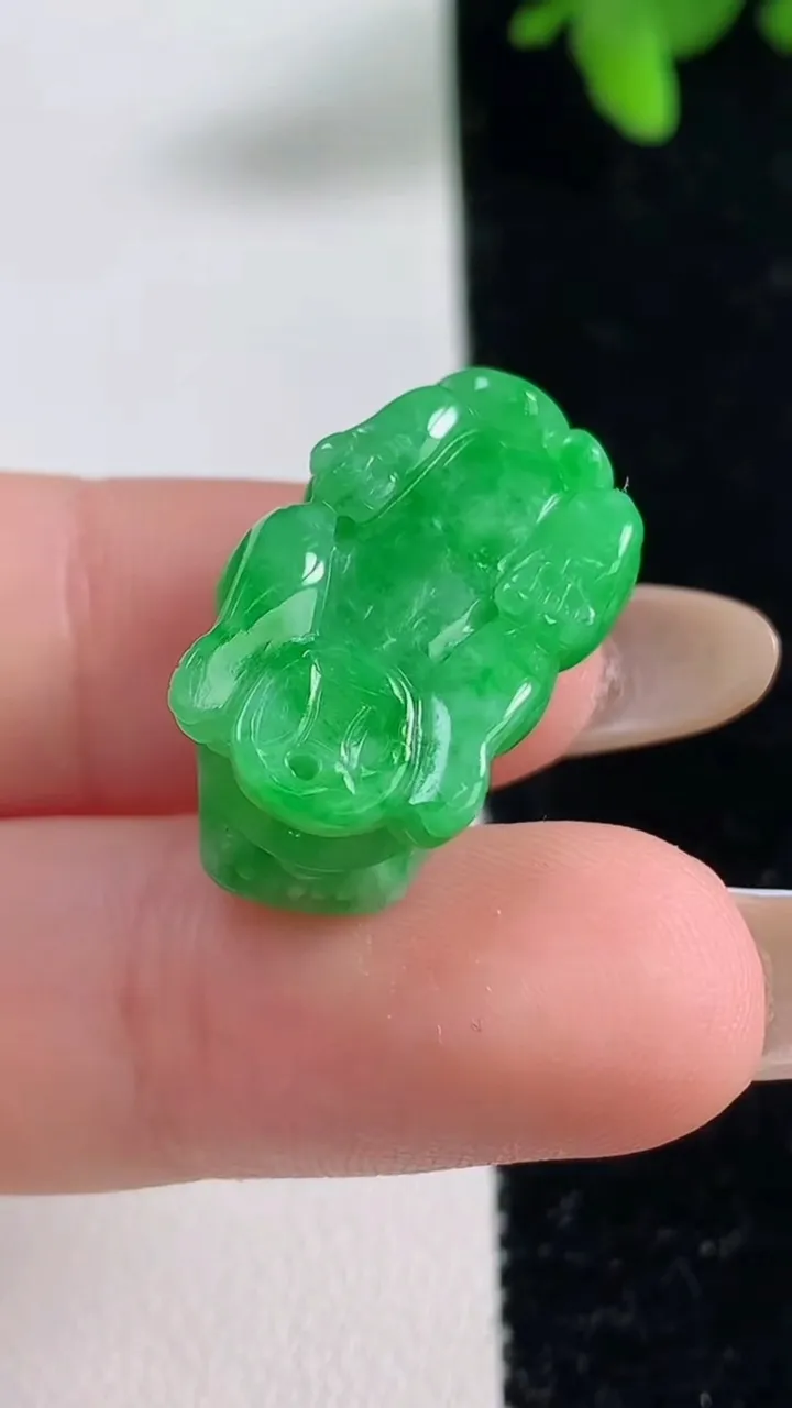 天然A货翡翠貔貅吊坠，尺寸22.6-13.4-10，重量:6.42g
11月4日