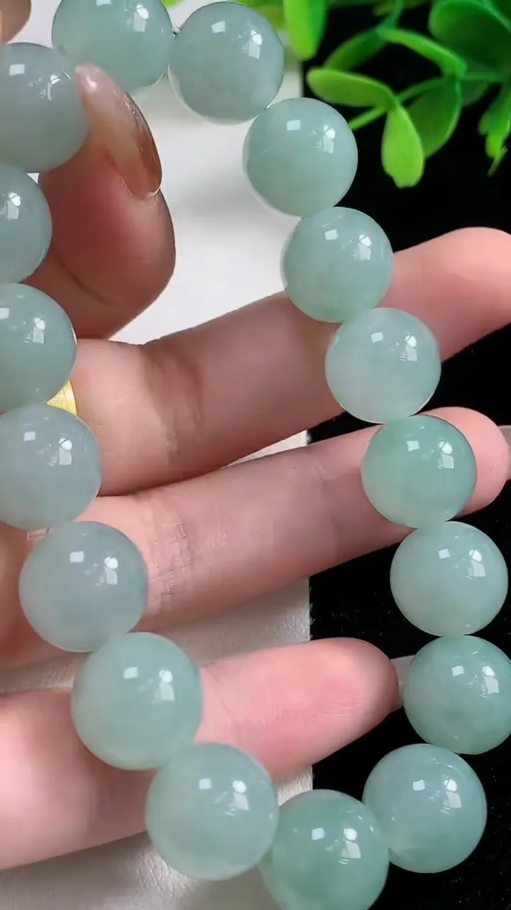 天然A货翡翠圆珠手串，尺寸12.2-17颗，重量:53.15g11月4日
工厂直销收藏佳品,种好水足