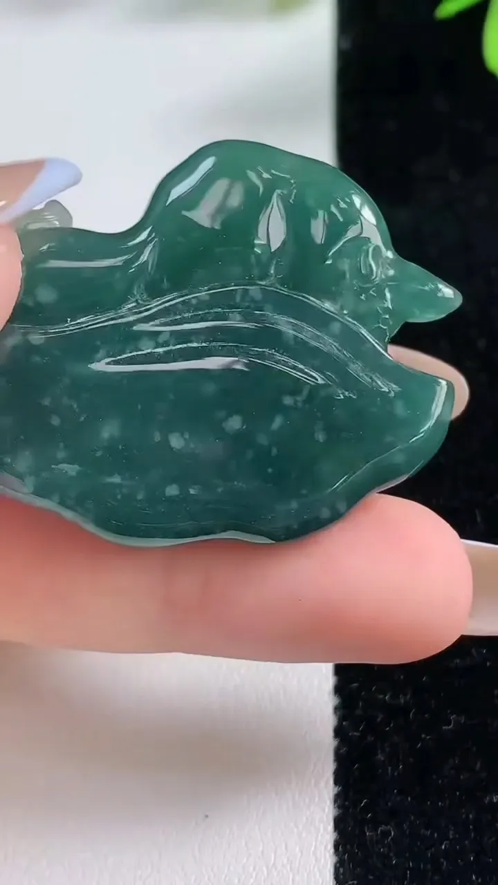 天然A货翡翠蓝水生肖牛吊坠，尺寸42-32.8-7.4，重:18.57g
11月4日