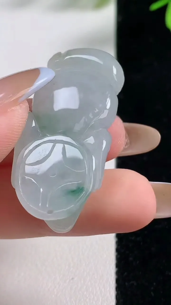 天然A货翡翠飘花金蟾吊坠，尺寸41.2-19.5-10.6，重:14.59g
11月4日