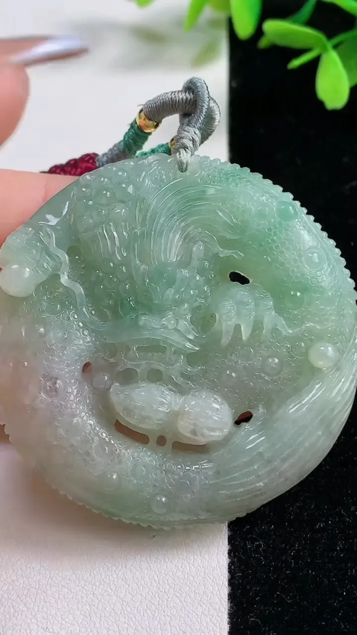 天然A货翡翠龙牌吊坠，尺寸53.8-10.5，重:55.36g
11月4日