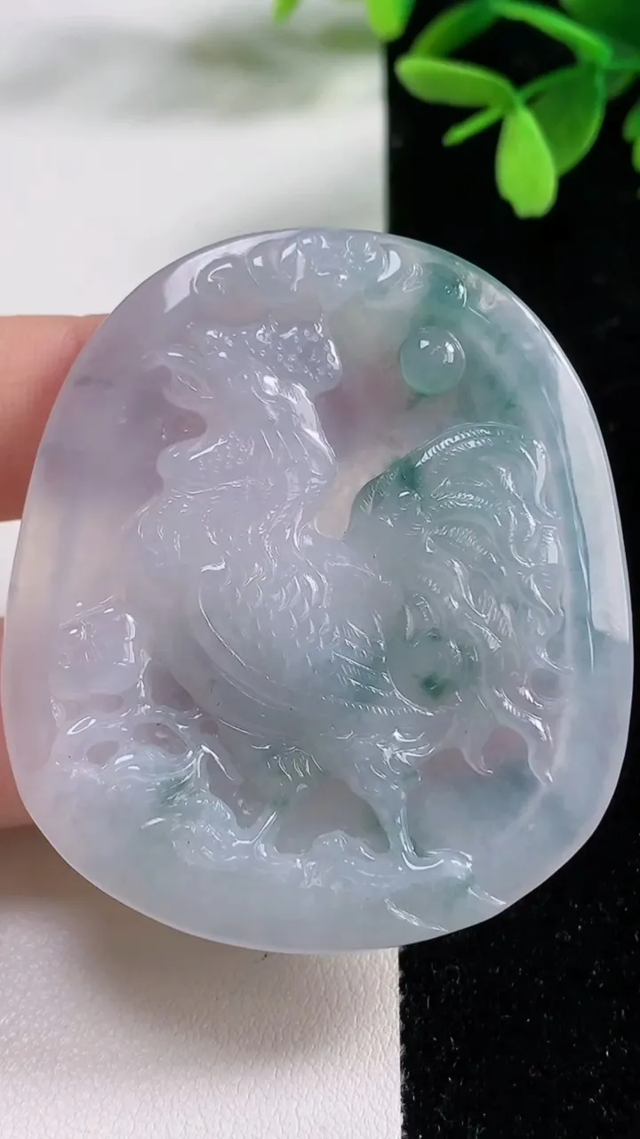 天然A货翡翠冰种飘花生肖鸡吊坠，尺寸53.3-46.7-5.5，重量:26.22g
11月4日