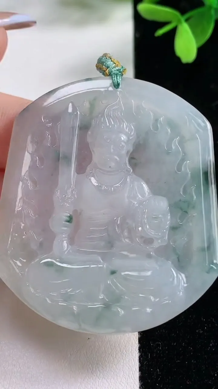 天然A货翡翠冰种飘花不动明王吊坠，尺寸52.7-46-4.4，重量:24.33g
11月4日