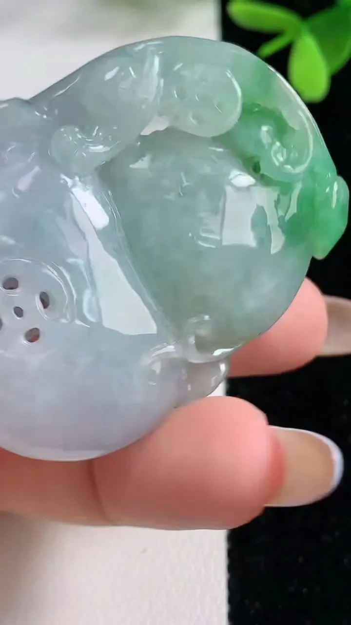 天然A货翡翠葫芦吊坠，尺寸49.8-37.7-11.4，重量:41.74g
11月4日