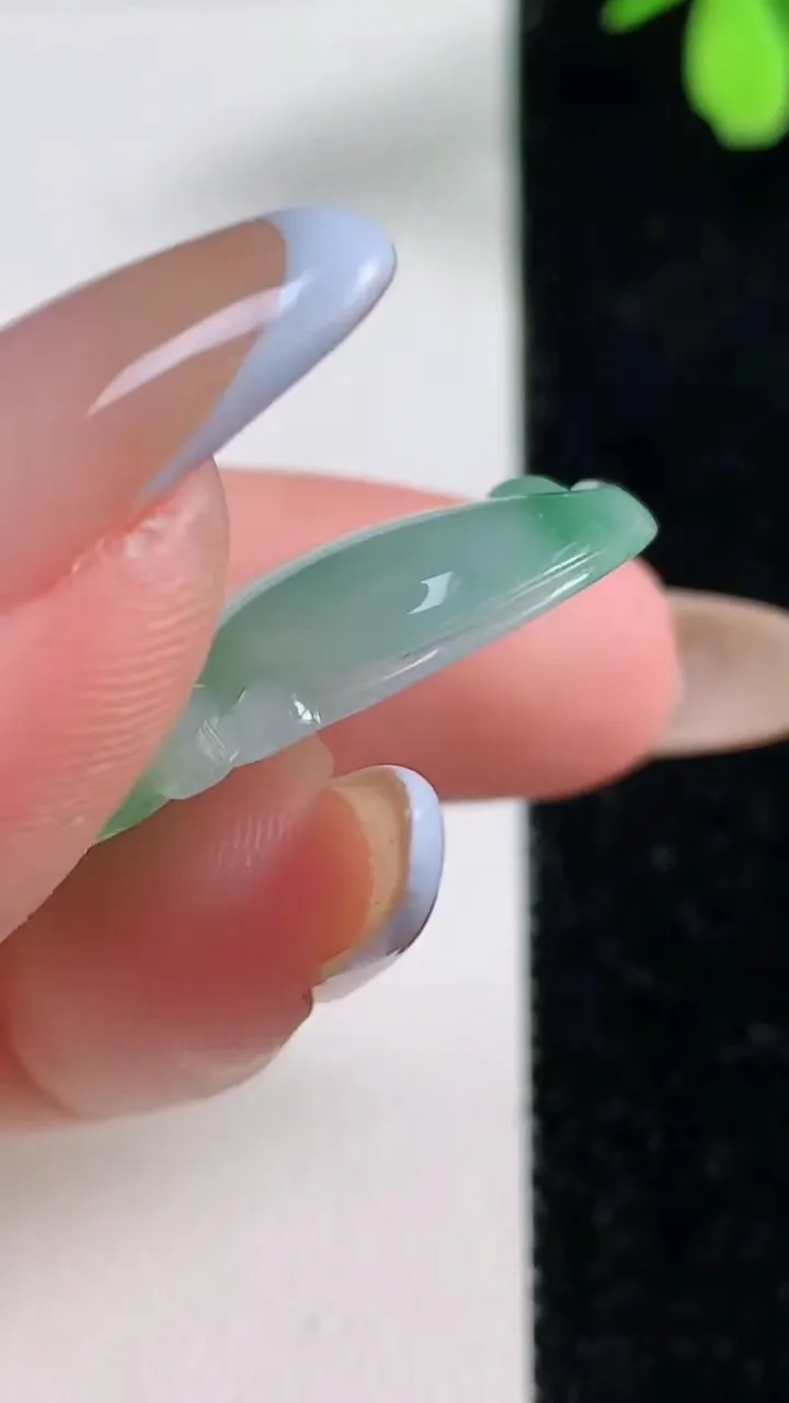 天然A货翡翠葫芦吊坠，尺寸38.2-23.8-6.4，重量:9.51g
11月4日