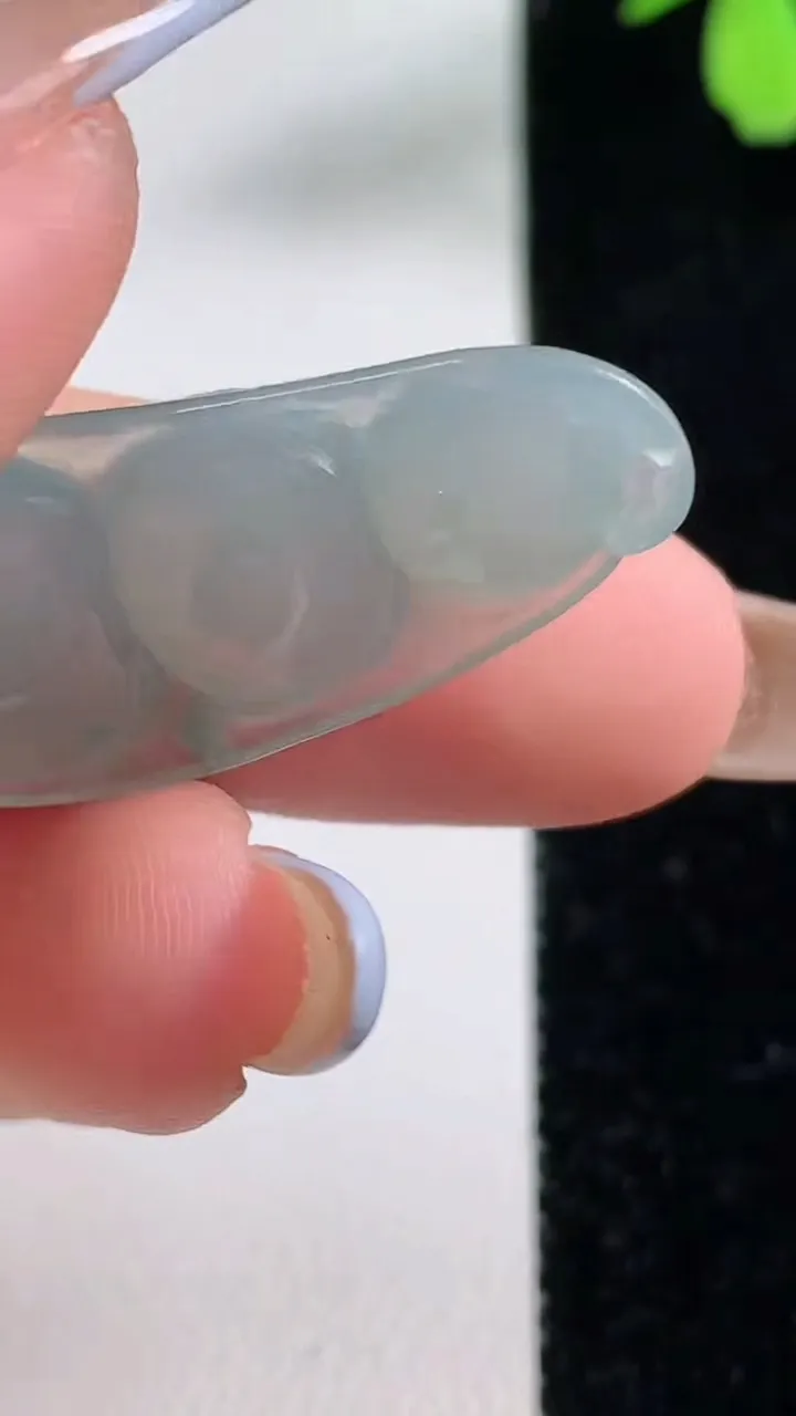 天然A货翡翠飘花福豆吊坠，尺寸33-15.6-6.2，重量:5.20g
11月4日