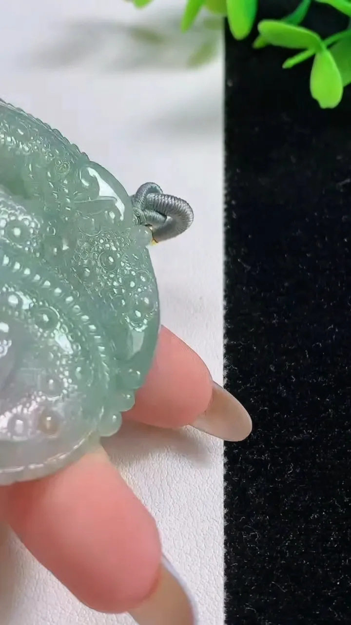 天然A货翡翠龙牌吊坠，尺寸53.8-10.5，重:55.36g
11月4日