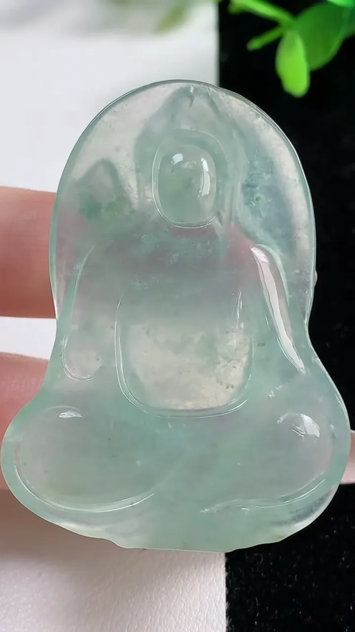 天然A货翡翠大势至菩萨吊坠，尺寸55-39.8-5.9，重量:23.21g
11月4日