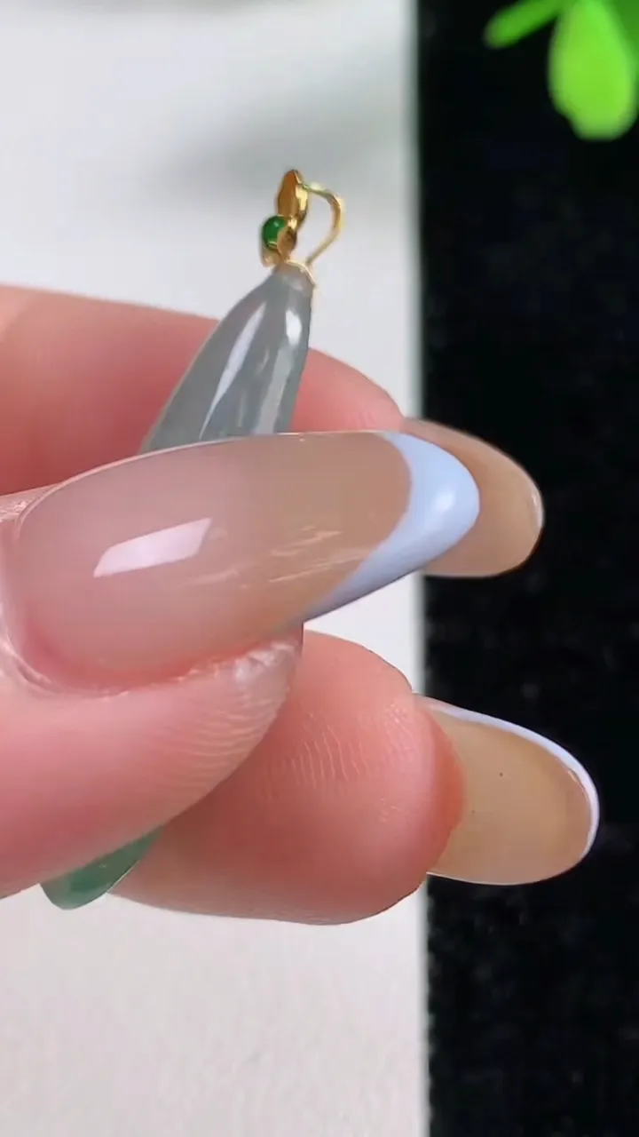 天然A货翡翠种飘花福瓜吊坠，尺寸31-10.9-5.6，重量:3.69g
11月4日