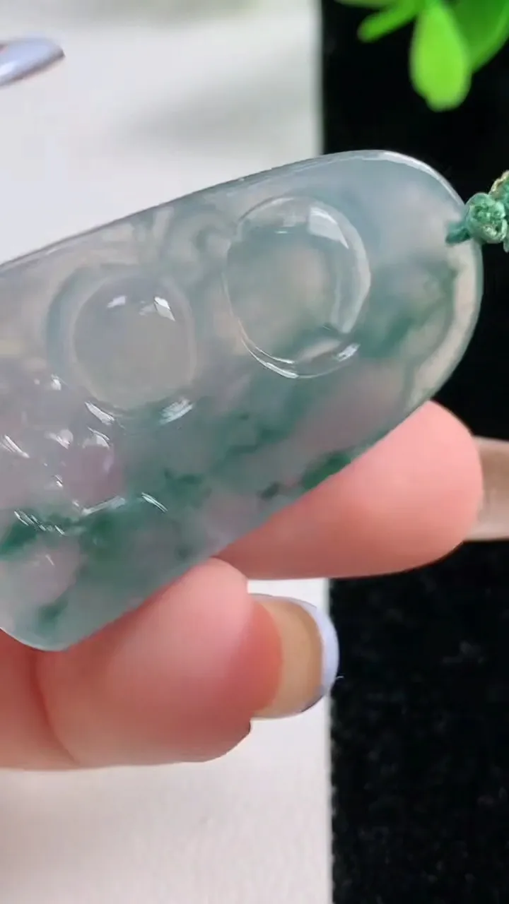 天然A货翡翠冰种飘花逍遥佛吊坠，尺寸40.6-23.2-5，重量:9.57g
11月4日