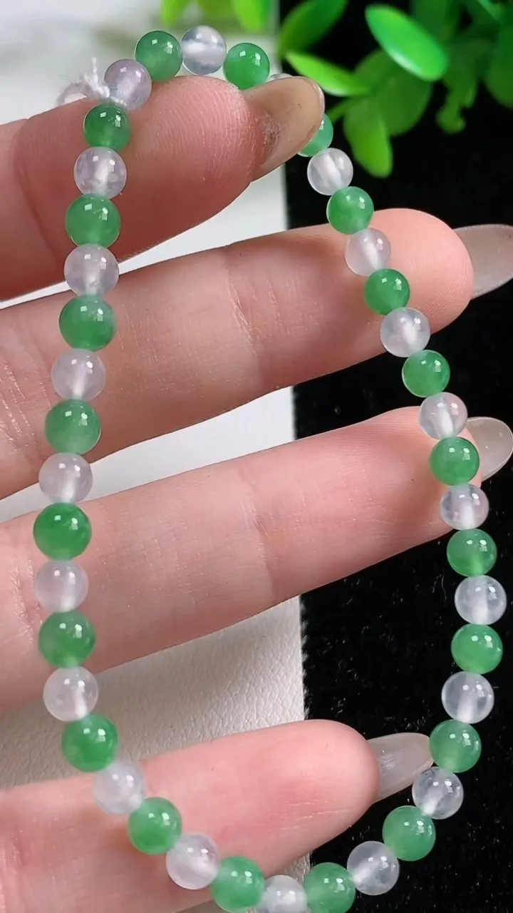 天然A货翡翠圆珠手串，尺寸4.8-42颗，重量:6.47g11月4日
工厂直销收藏佳品,种好水足，色泽均匀，有种有色，上手高大气！