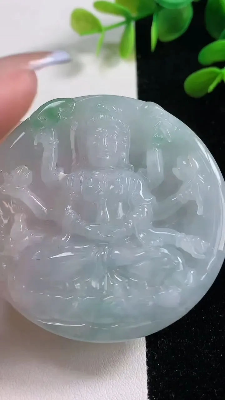 天然A货翡翠千手观音吊坠，尺寸56-8，重:46.56g
11月4日