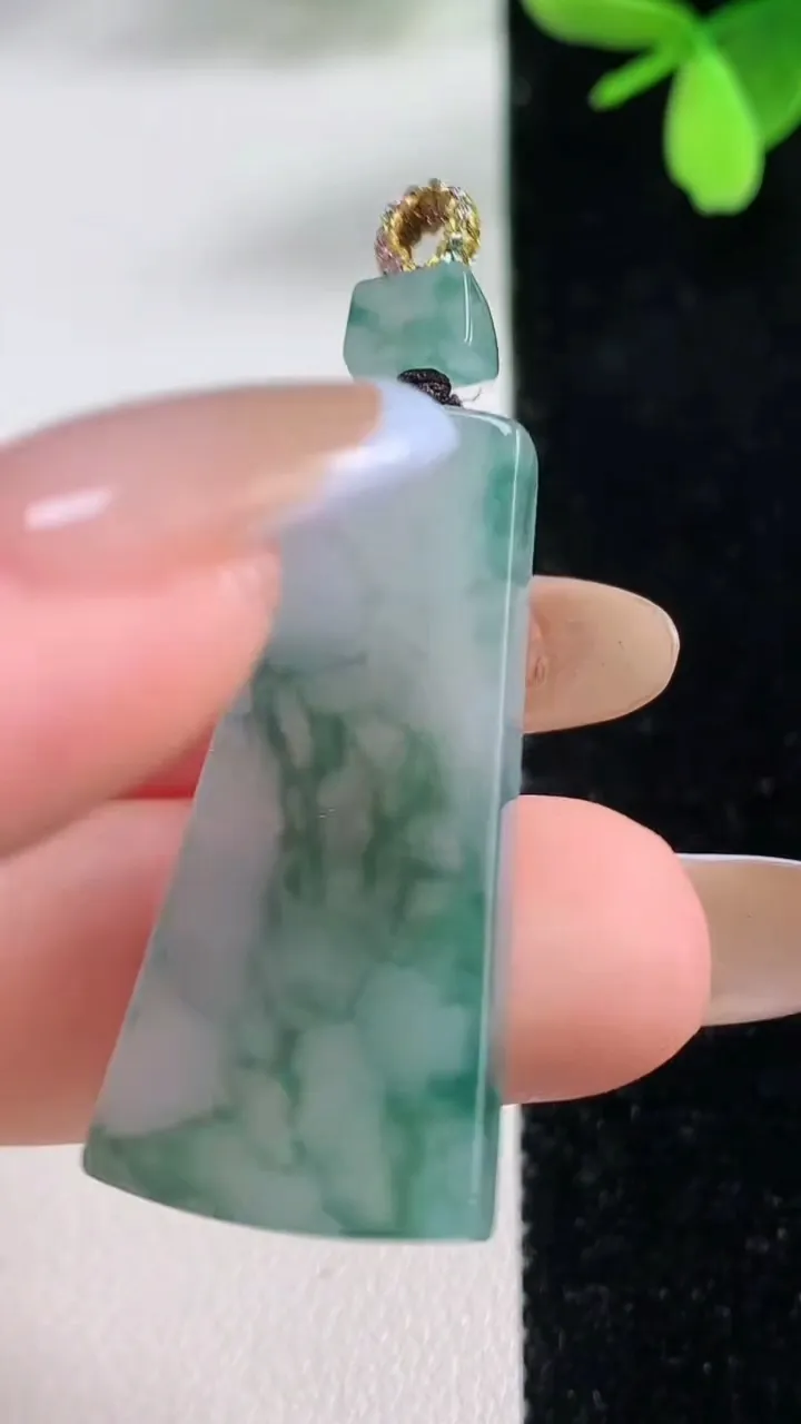 天然A货翡翠冰种飘花无事牌吊坠，尺寸36.5-16-3.8，重量:6.80g
11月4日