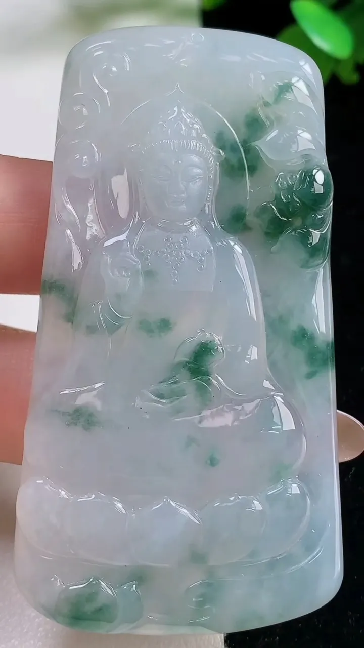 天然A货翡翠冰种飘花观音菩萨吊坠，尺寸69-35.8-5.9，重量:35.20g
11月4日