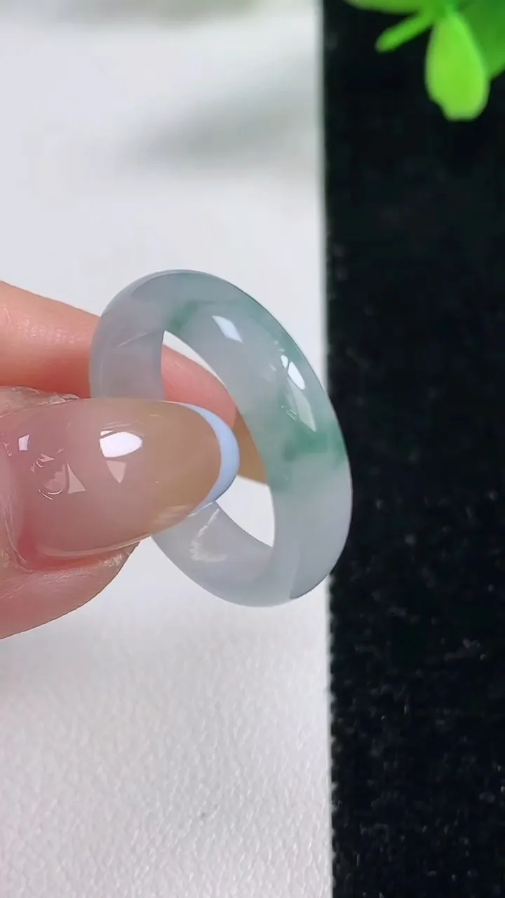 天然A货翡翠冰种飘花指环戒指，尺寸19.5-5.4-2.5，重量:3.00g2025年11月4日
工厂直销收藏佳品,种好水足，色泽均匀，有种有色，上手高大气！