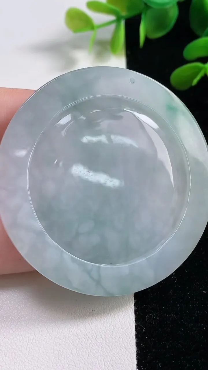 天然A货翡翠千手观音吊坠，尺寸56-8，重:46.56g
11月4日