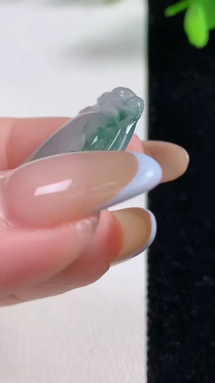 天然A货翡翠种飘花如意吊坠，尺寸36.8-21.3-5.2，重量:8.17g
11月4日