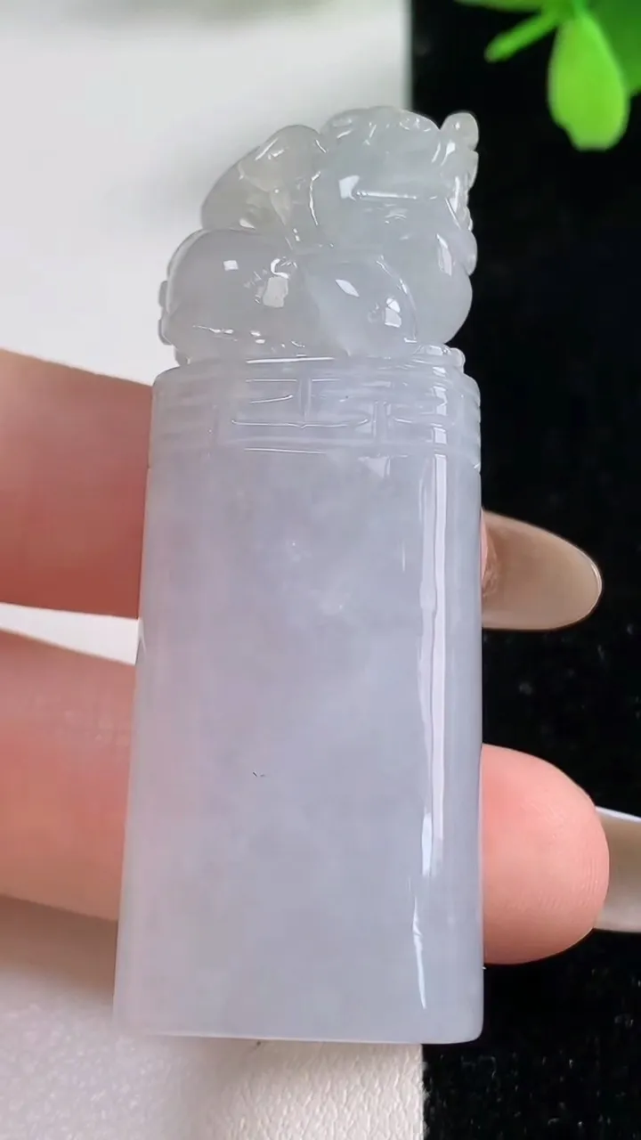 天然A货翡翠貔貅印章，尺寸56.6-20.6-13.4，重量:37.87g
11月4日