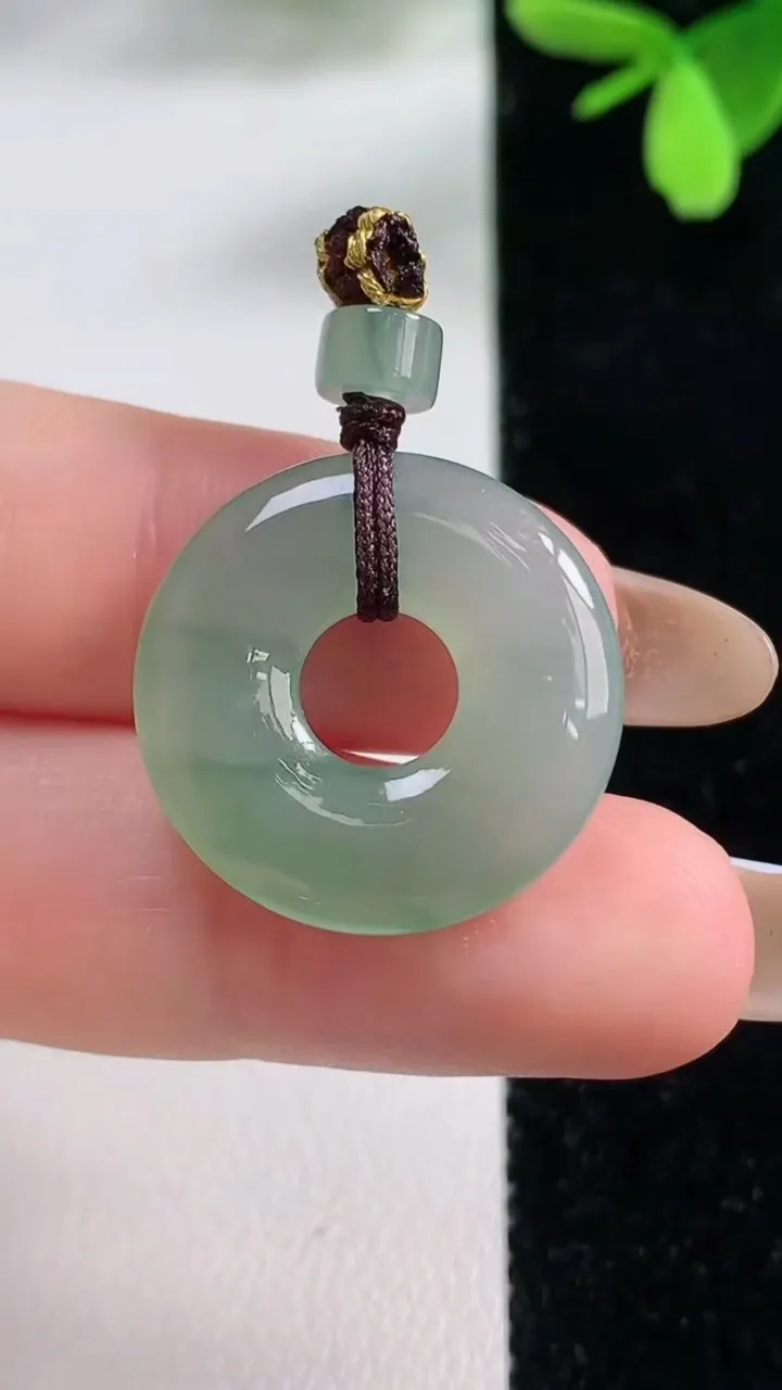 天然A货翡翠平安环吊坠，尺寸22.2-3.6，重量:3.70g
11月4日