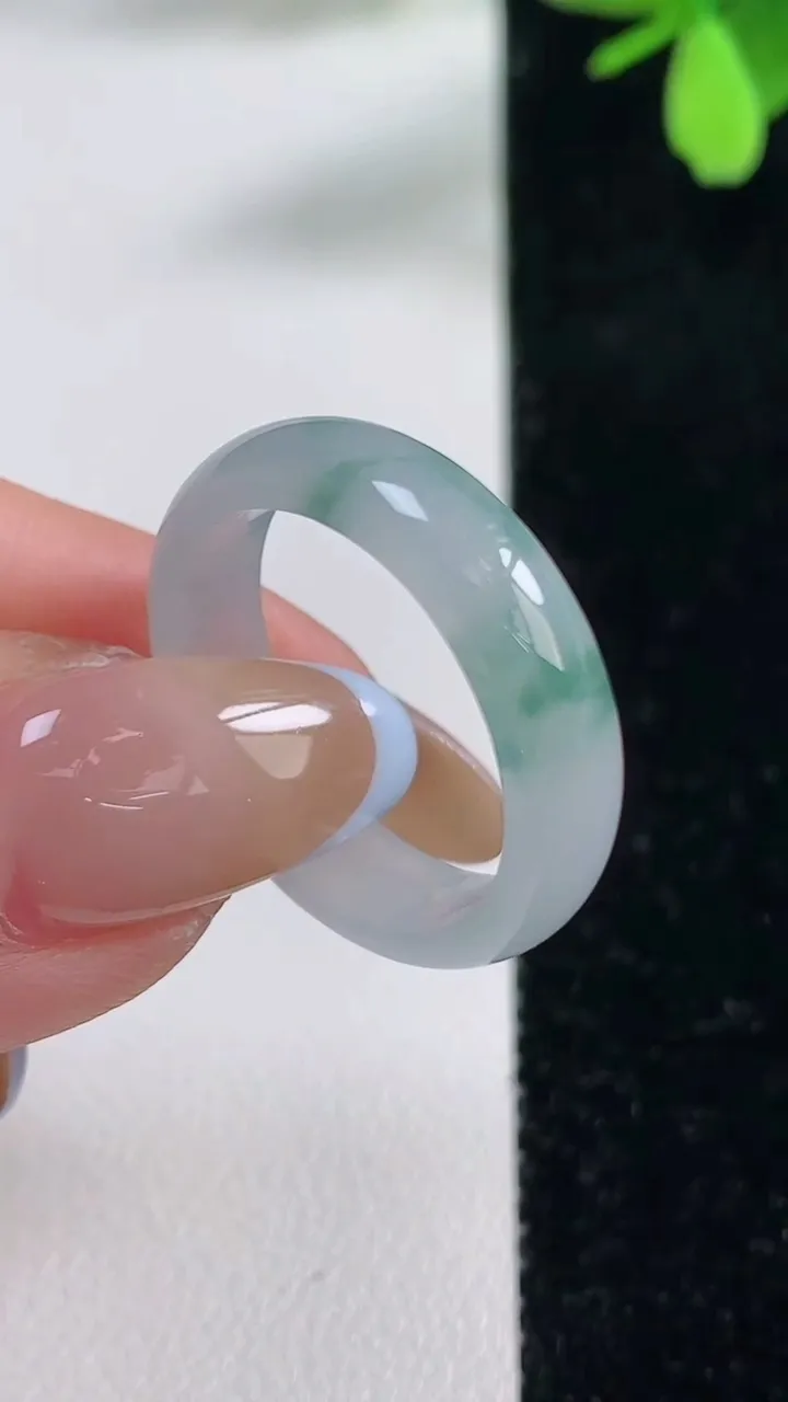 天然A货翡翠冰种飘花指环戒指，尺寸19.5-5.4-2.5，重量:3.00g2025年11月4日
工厂直销收藏佳品,种好水足，色泽均匀，有种有色，上手高大气！