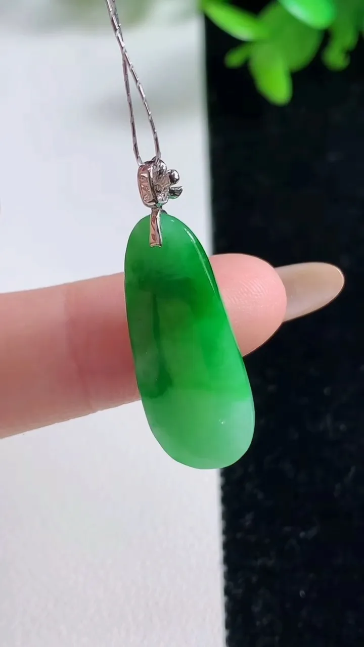 天然A货翡翠福瓜吊坠，尺寸25.2-10.8-5.5，重量:3.44g
11月4日