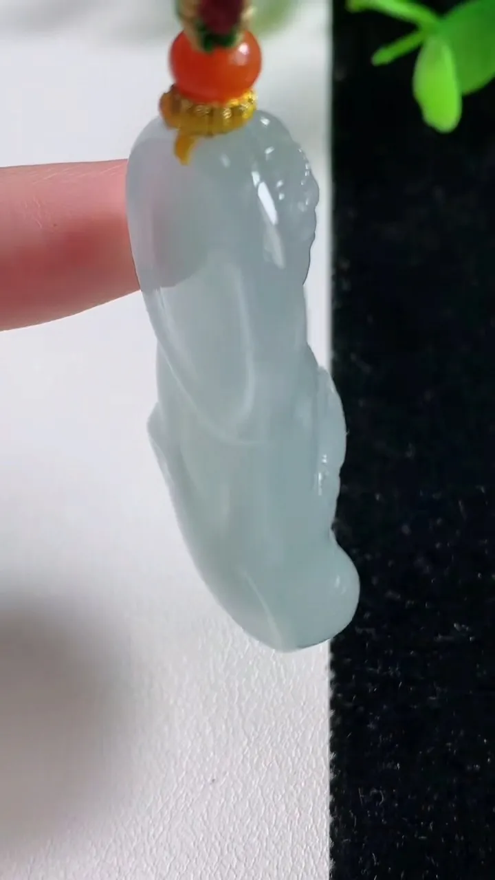 天然A货翡翠观音菩萨吊坠，尺寸48-28.5-9.8，重量:28.19g
11月4日