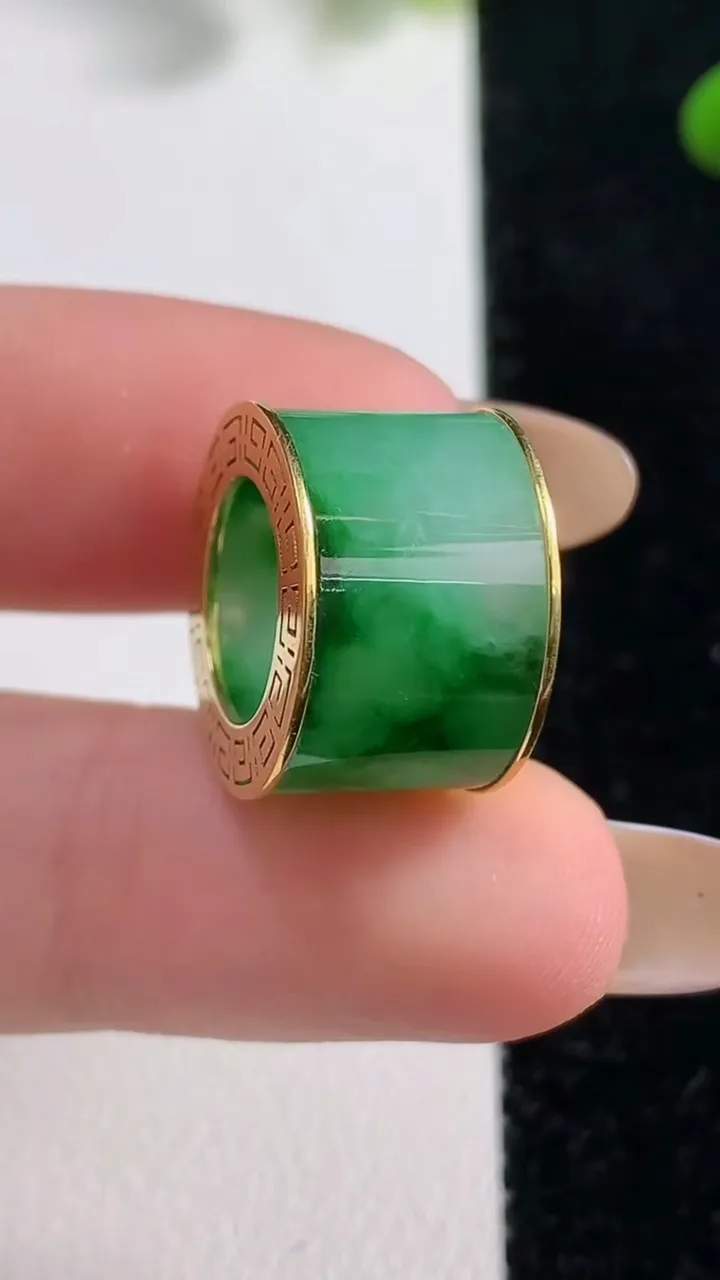 天然A货翡翠路路通吊坠，尺寸16.2-11.1，重:4.86g
11月4日