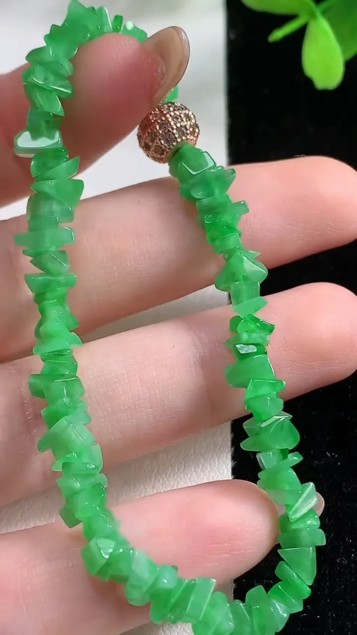 天然A货翡翠原石手串，尺寸4.3-2.9-1.7，重量:7.48g11月4日
工厂直销收藏佳品,种好