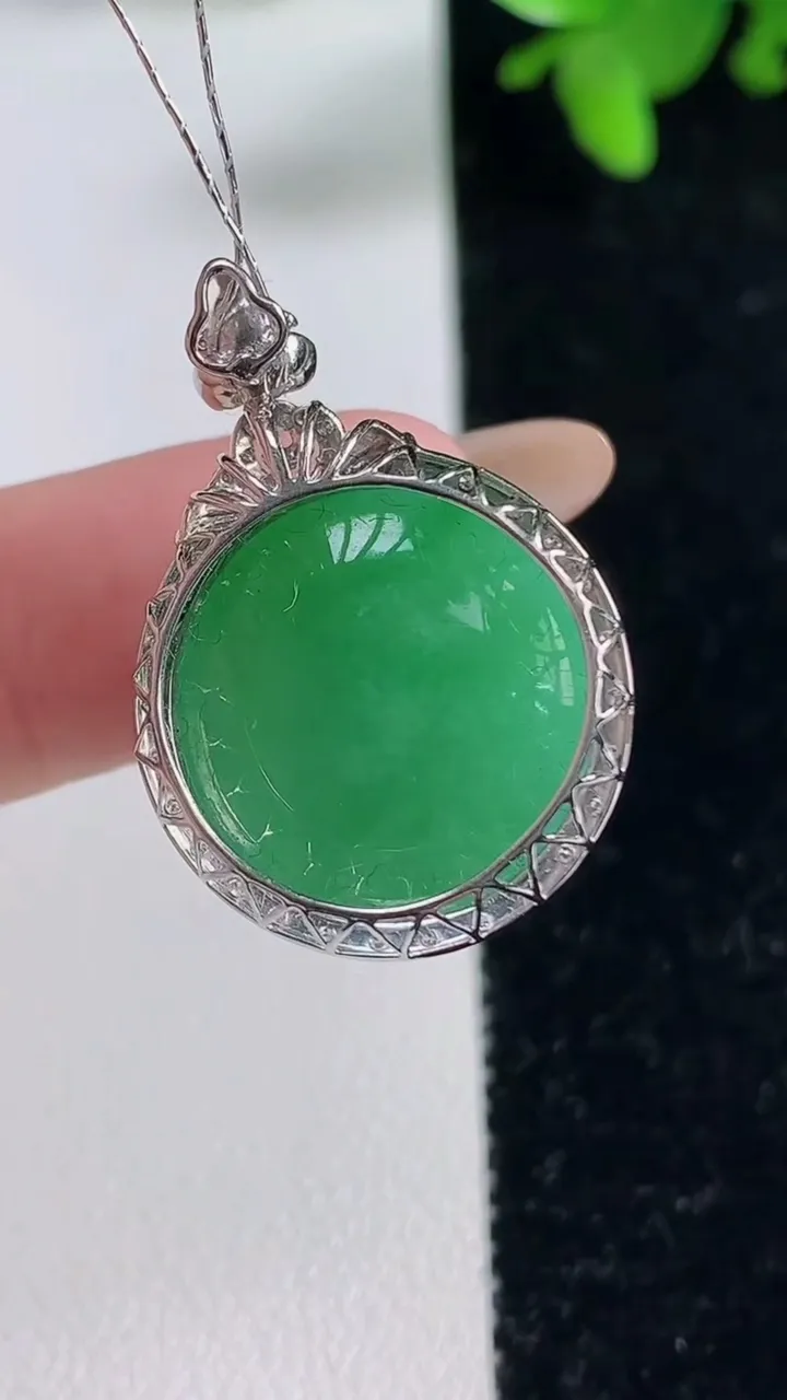 天然A货翡翠蛋面吊坠，尺寸29-18.7-13.4，裸石17.6-17重量:7.52g
11月4日