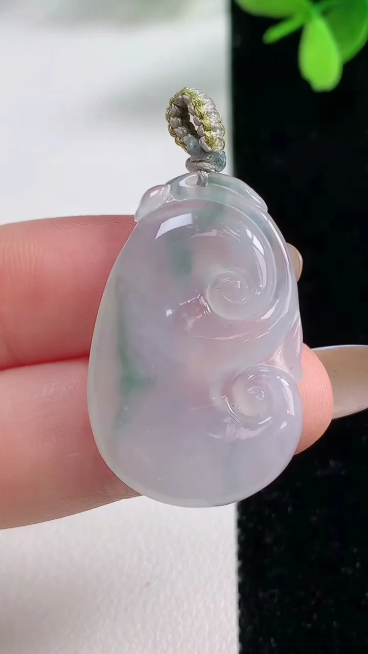 天然A货翡翠冰种飘花如意吊坠，尺寸32.3-20.5-3.4，重量:4.82g
11月4日