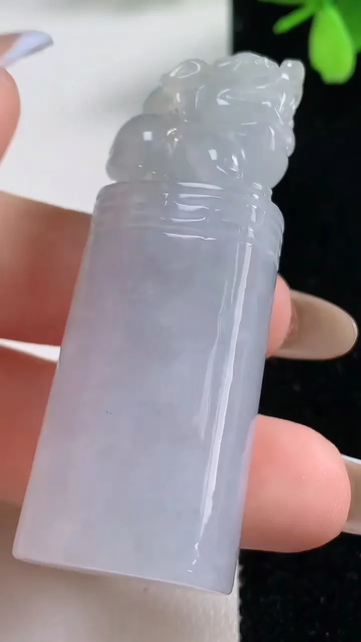 天然A货翡翠貔貅印章，尺寸56.6-20.6-13.4，重量:37.87g
11月4日