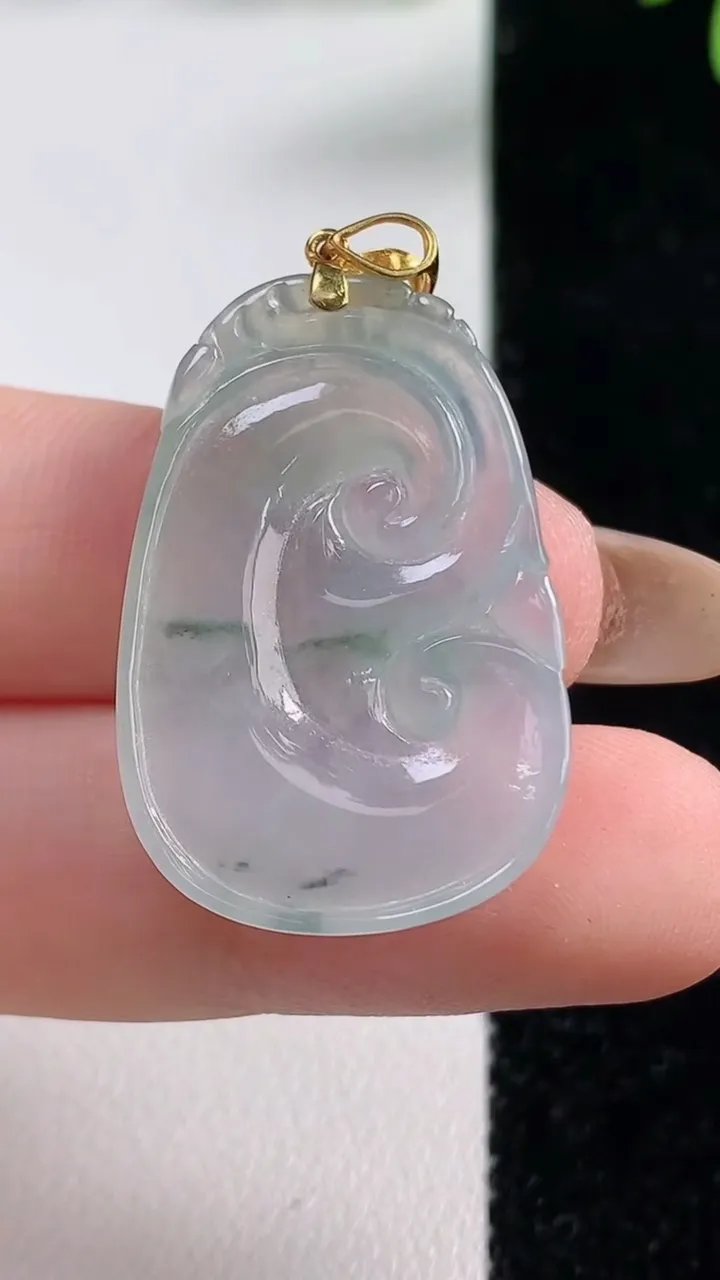 天然A货翡翠飘花如意吊坠，尺寸30.2-20.6-4.1，重:5.50g
11月4日