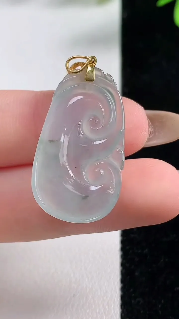 天然A货翡翠种飘花如意吊坠，尺寸29-16.5-5，重:3.95g
11月4日