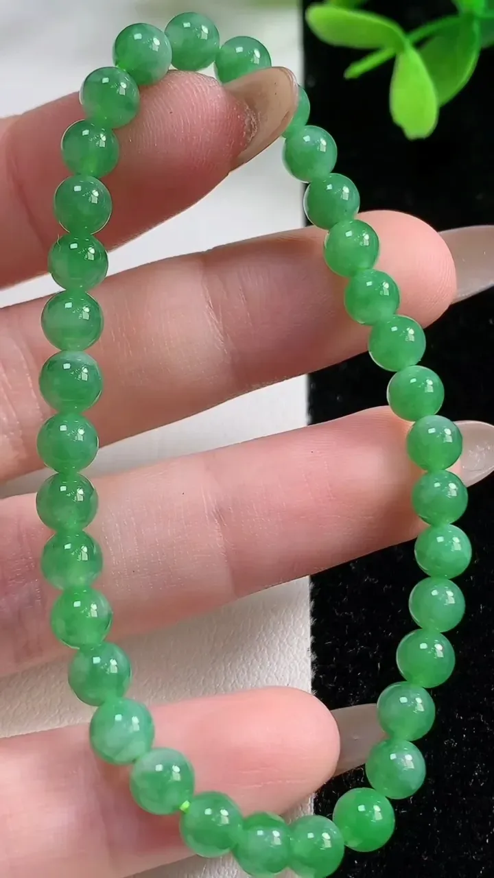 天然A货翡翠圆珠手串，尺寸5.1-34颗，重量:8.53g11月4日
工厂直销收藏佳品,种好水足，色