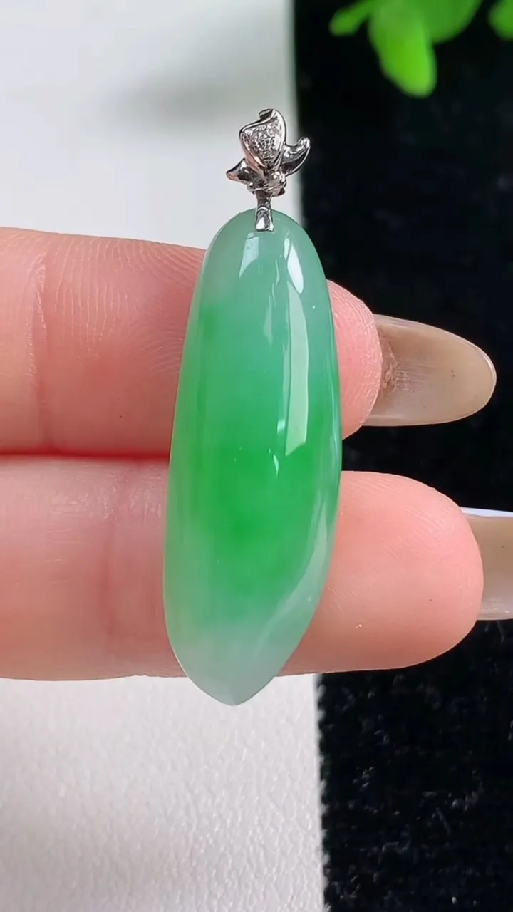 天然A货翡翠福瓜吊坠，尺寸31-10.9-5.9，重量:4.22g
11月4日
