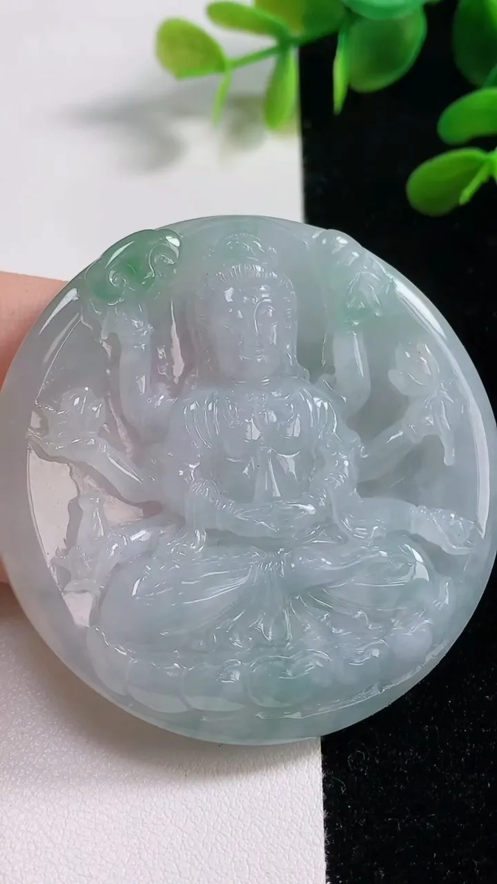 天然A货翡翠千手观音吊坠，尺寸56-8，重:46.56g
11月4日