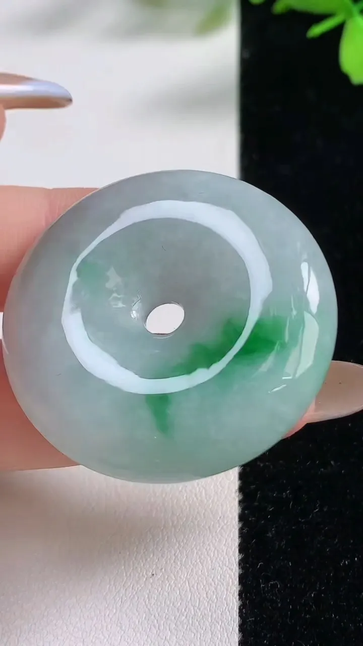 天然A货翡翠平安扣吊坠，尺寸38.2-8.2，重:24.23g
11月4日