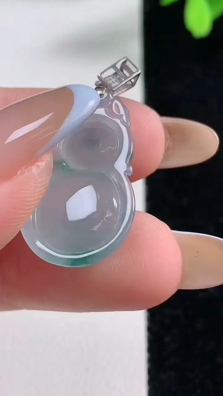 天然A货翡翠种飘花葫芦吊坠，尺寸25.5-14.6-6.2，重量:3.64g
11月4日