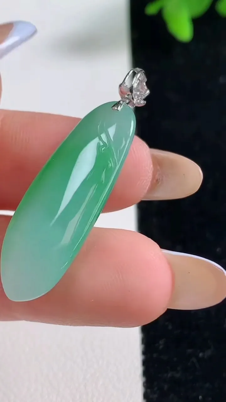 天然A货翡翠福瓜吊坠，尺寸31-10.9-5.9，重量:4.22g
11月4日