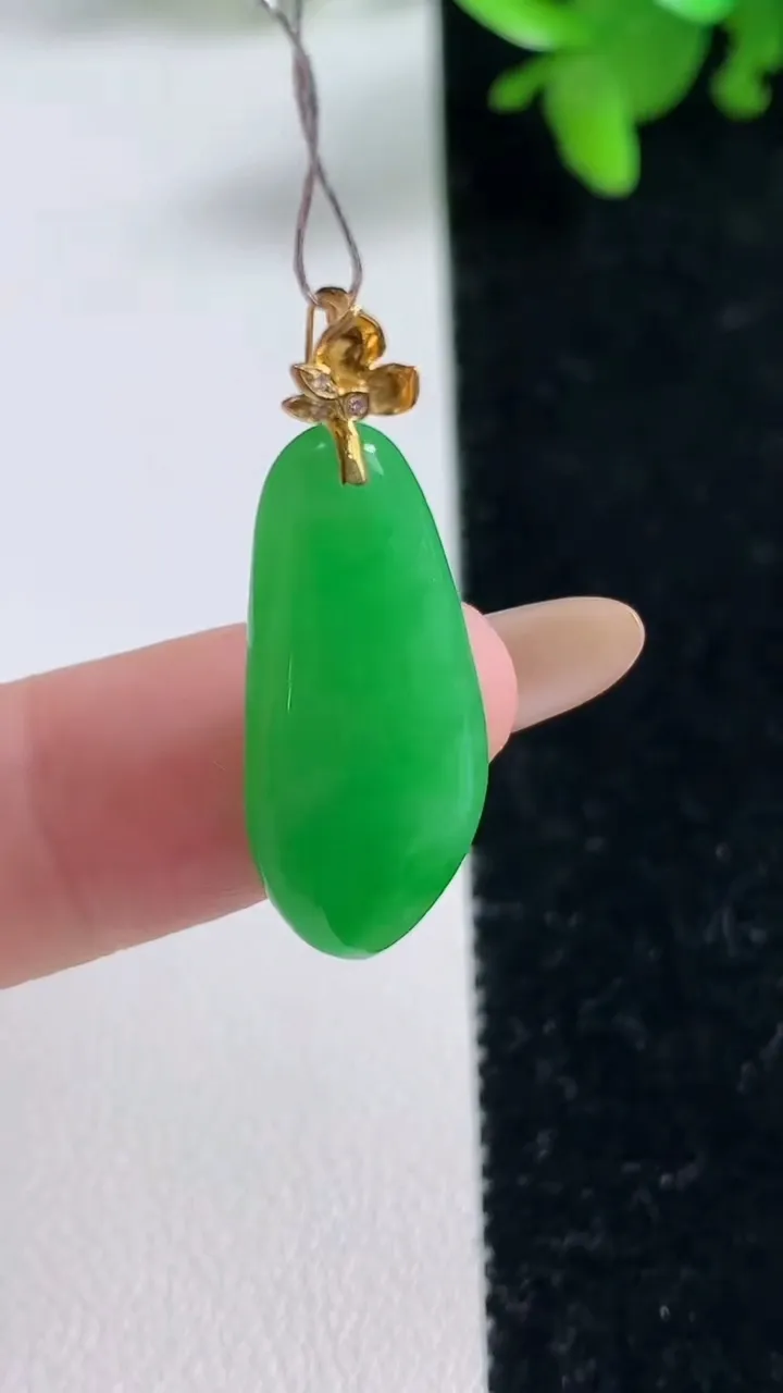 天然A货翡翠福瓜吊坠，尺寸24.2-11-3.3，重量:2.55g
11月4日