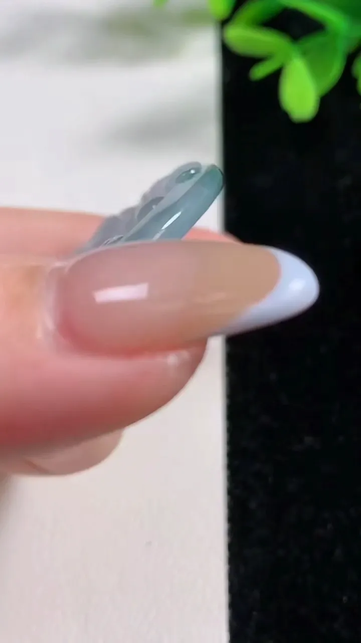 天然A货翡翠冰种飘花生肖鸡吊坠，尺寸53.3-46.7-5.5，重量:26.22g
11月4日