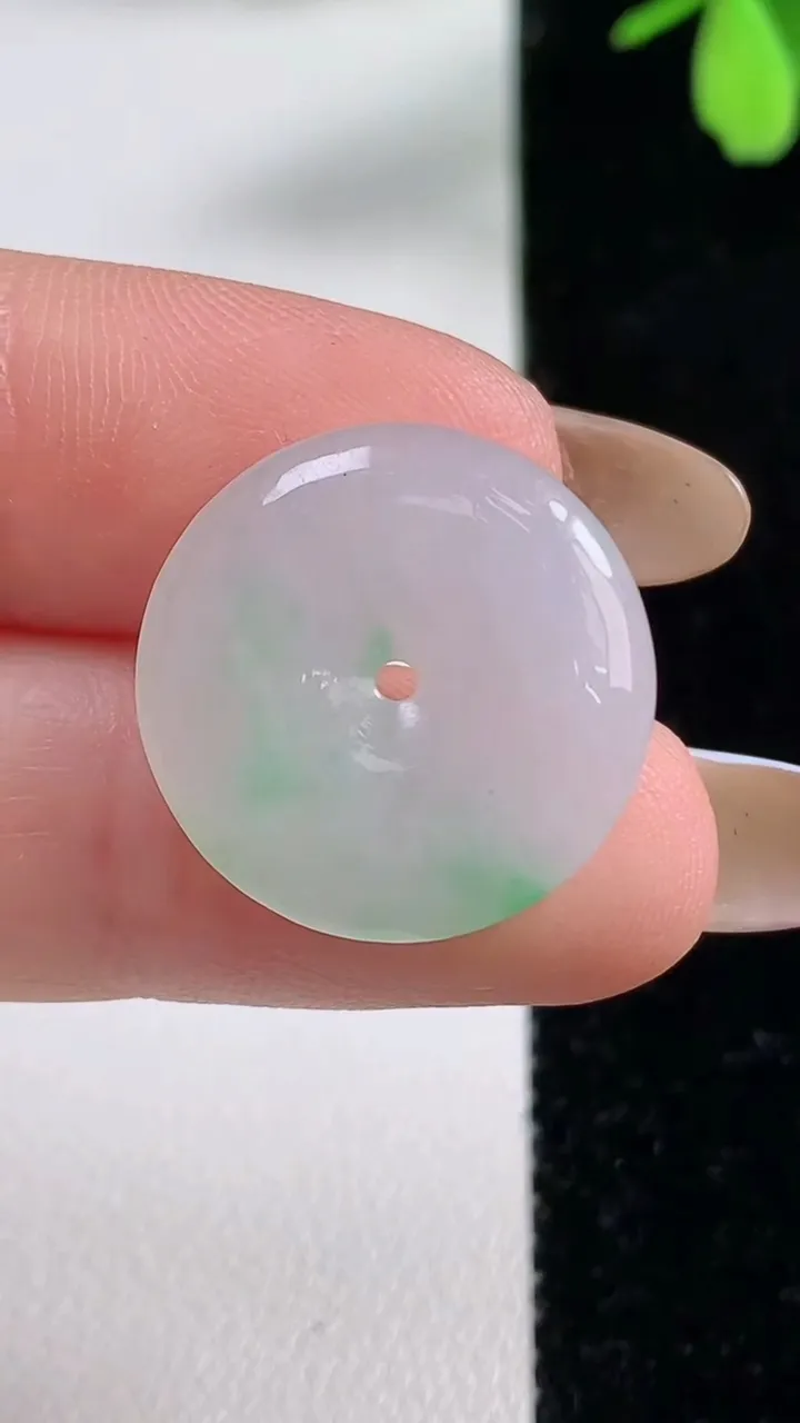 天然A货翡翠平安扣吊坠，尺寸20-4.1，重量:3.48g
11月4日