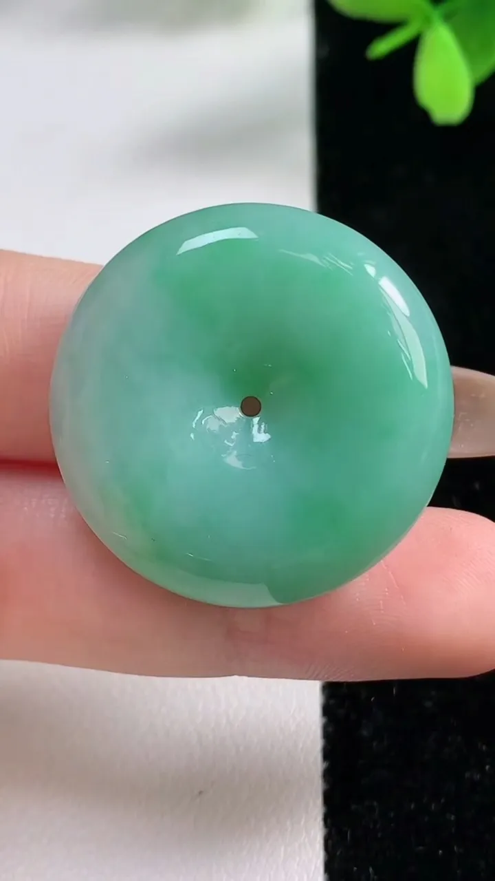 天然A货翡翠平安扣吊坠，尺寸30-6.6，重量:12.60g
11月4日