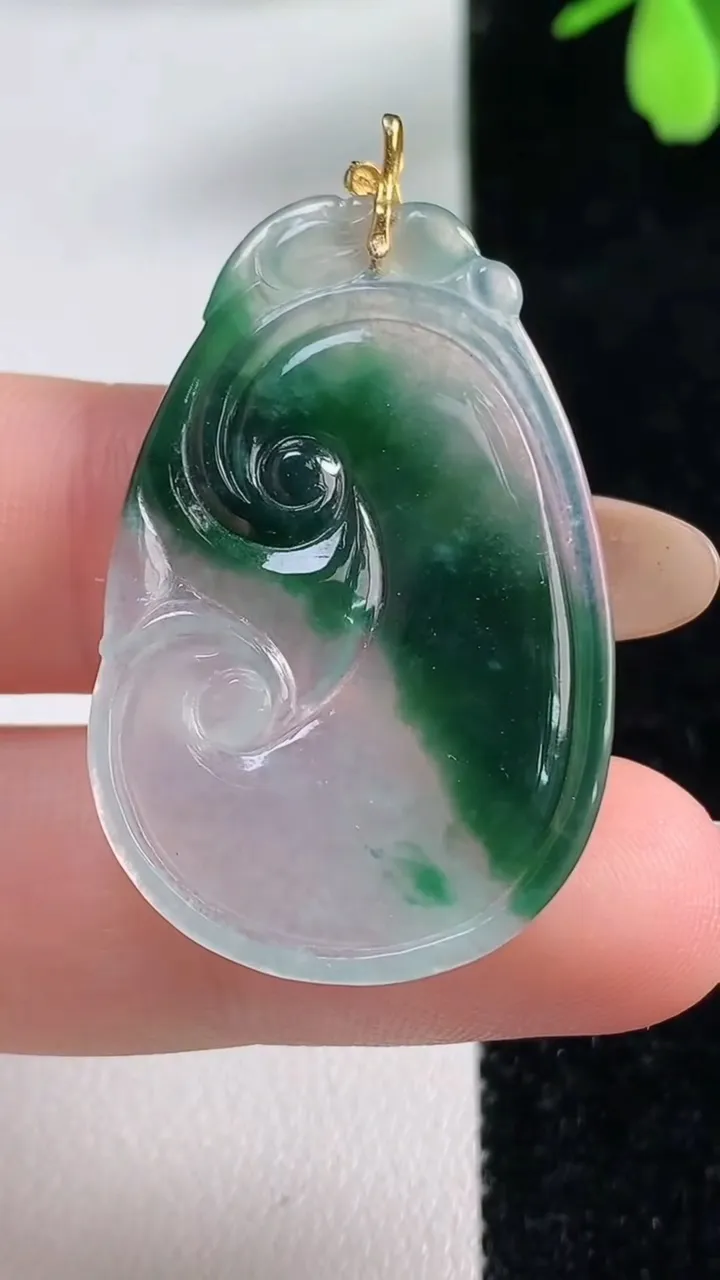 天然A货翡翠种飘花如意吊坠，尺寸37-23.4-3，重量:5.25g
11月4日