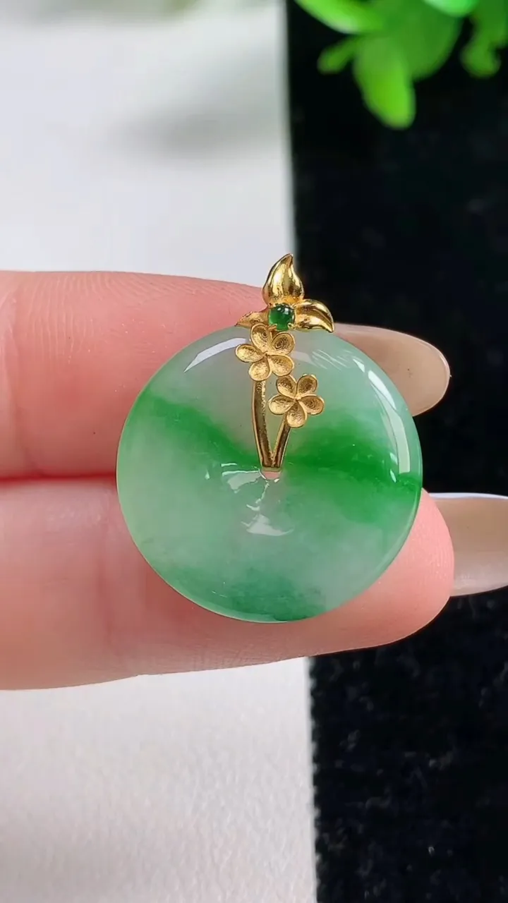 天然A货翡翠平安扣吊坠，尺寸20.9-3.6，重量:3.93g
11月4日