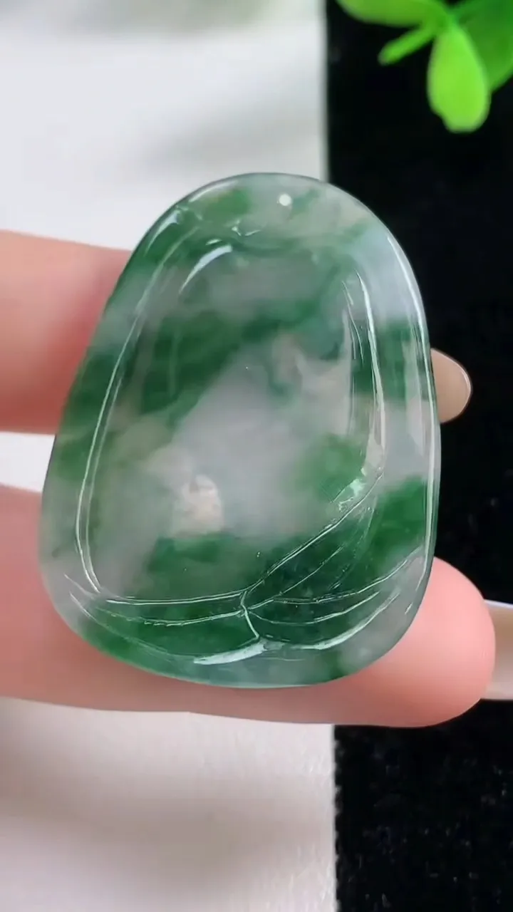 天然A货翡翠生肖蛇吊坠，尺寸39.3-29-4.4，重量:10.34g
11月4日