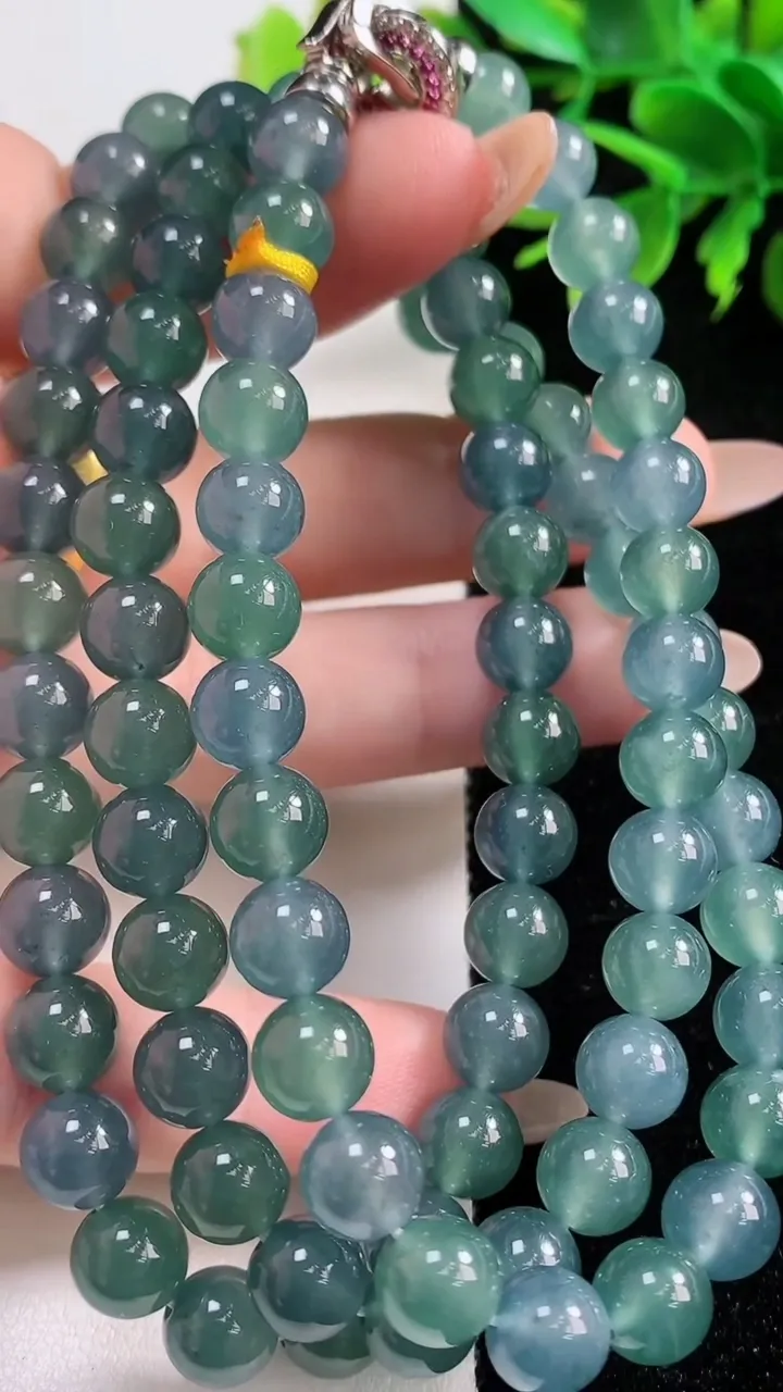 天然A货翡翠圆珠项链，尺寸7.7-86颗，重量:70.25g
11月4日