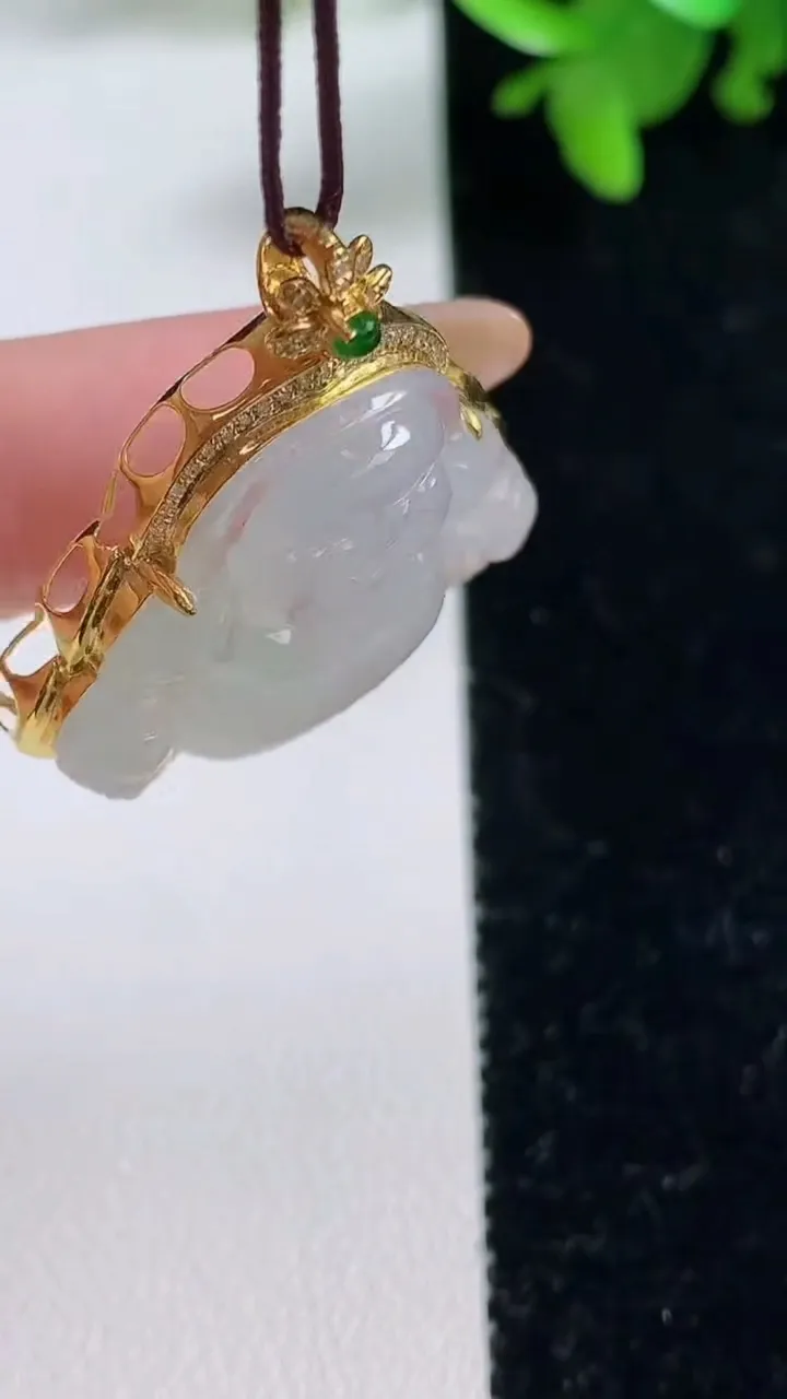 天然A货翡翠种白冰佛公吊坠，尺寸30.5-30.2-8.4，裸石20.8-27.8重量:5.72g
11月4日